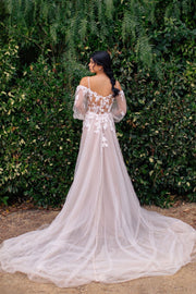 Embodying all things romantic, Sloan features delicate puffed illusion sleeves alongside a lacy bodice and dreamy tulle skirt.