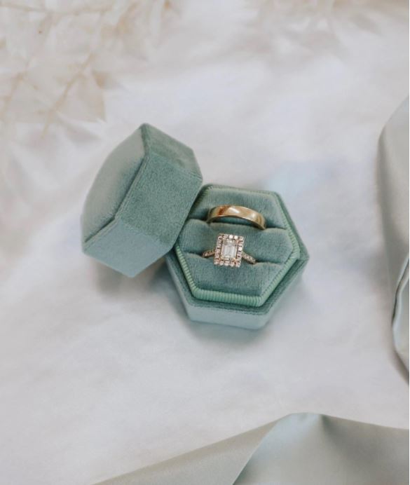 Amazon.com: Oirlv Velvet Ring box Wedding Valentine's Day White Rings Gift  Case : Clothing, Shoes & Jewelry